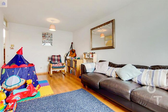 3 Bedroom Maisonette To Rent In Camden, NW5