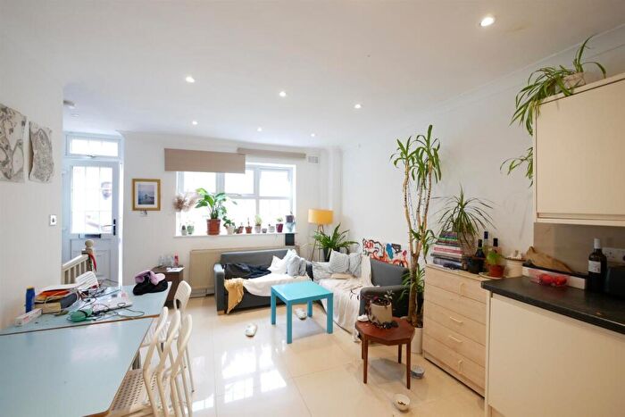 3 Bedroom Mews To Rent In Evering Road, London, N16
