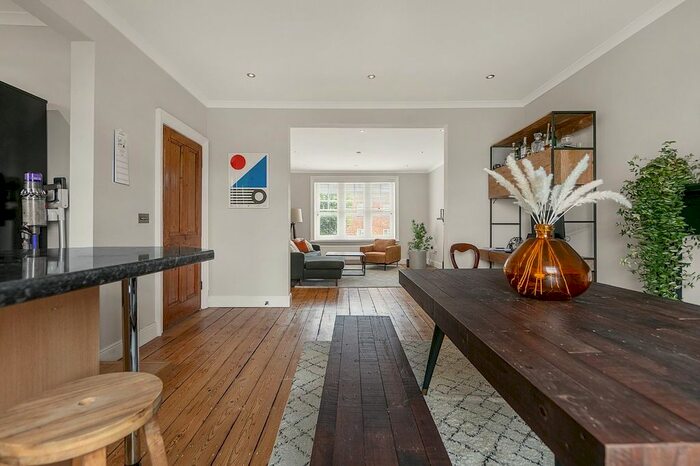 3 Bedroom Flat To Rent In Gatestone Road, London, SE19