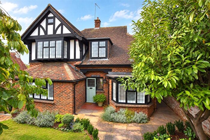 4 Bedroom Detached House For Sale In Park Rise, Leatherhead, KT22