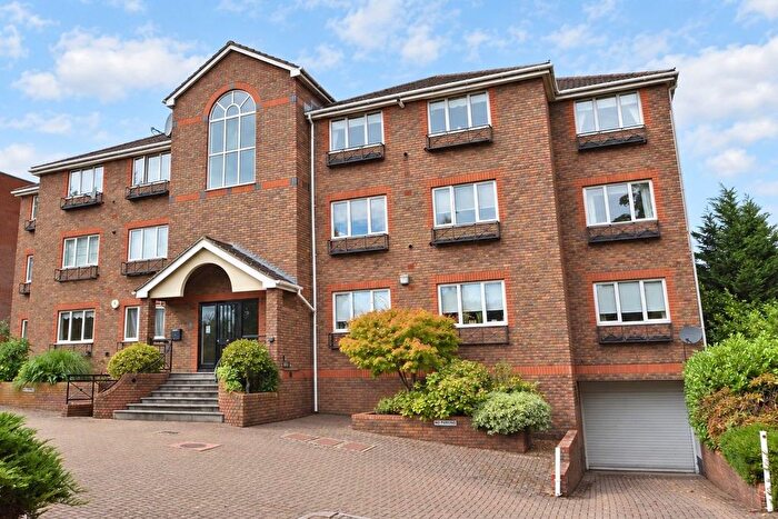 2 Bedroom Flat For Sale In Oatlands Drive, Weybridge, KT13