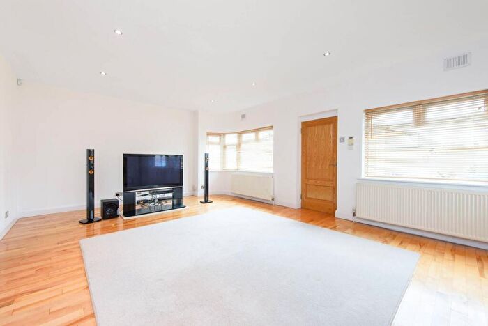 4 Bedroom Flat For Sale In Kinloch Drive, Kingsbury, London, NW9
