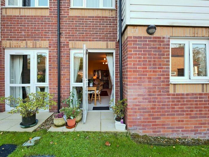 2 Bedroom Flat For Sale In Eadhelm Court, Penlee Close, Edenbridge, TN8