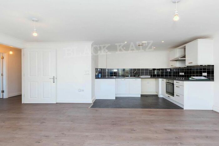 2 Bedroom Flat To Rent In Green Lanes, London, N13