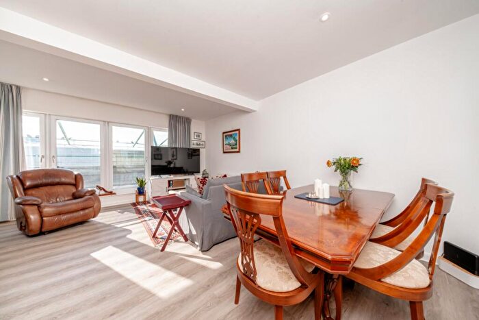 2 Bedroom Flat For Sale In / Hawkhill Close, Edinburgh, EH7