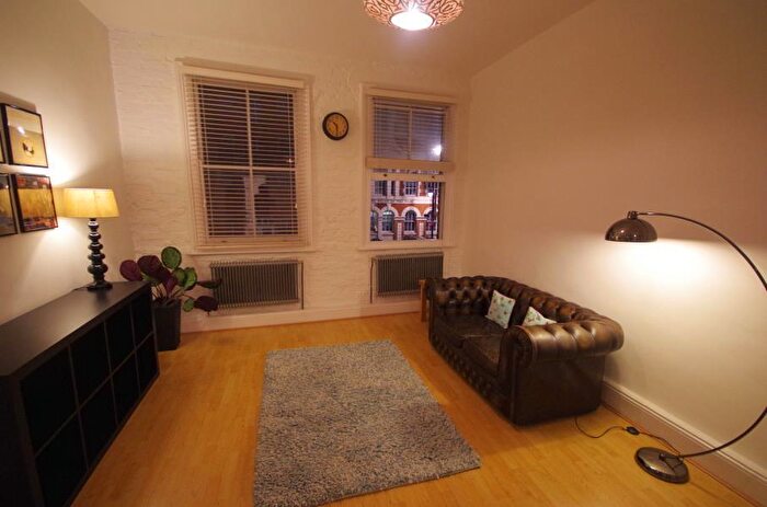 Flat To Rent In St Leonards Mews, Hoxton Steet, N1