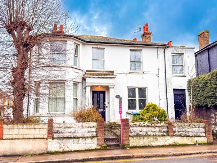 4 Bedroom Semi-Detached House For Sale In Plumstead Common Road, Plumstead, London, SE18