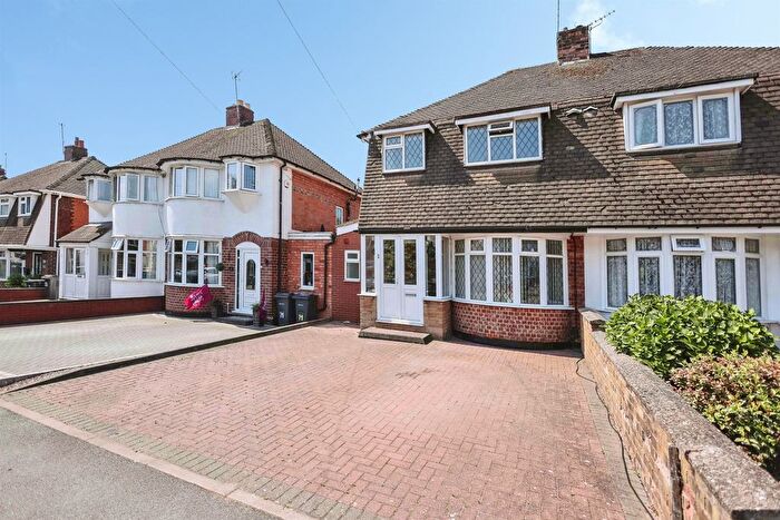 3 Bedroom Semi Detached House For Sale In Hollydale Road, Birmingham, B24
