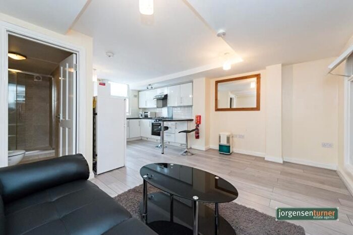 2 Bedroom Flat To Rent In Goldhawk Road, Shepherds Bush, London, W12