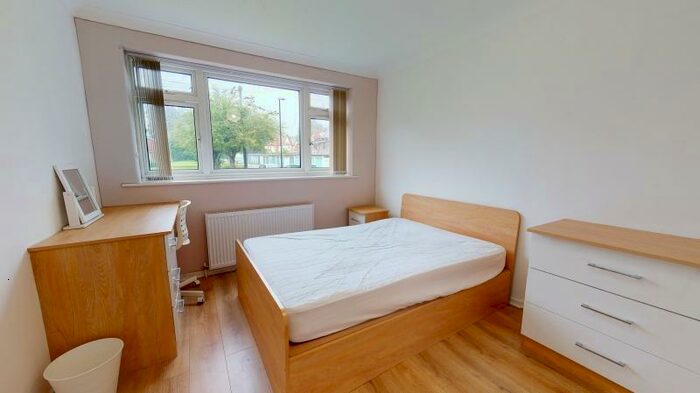 3 Bedroom Ground Flat To Rent In The Poplars, Headingley, Leeds, LS6