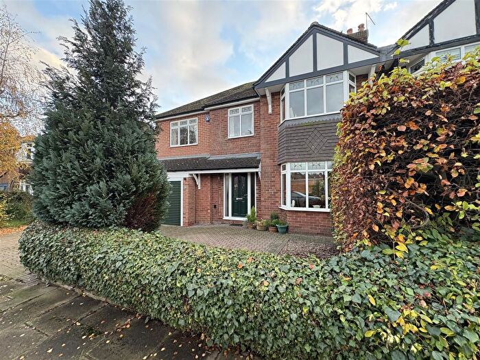 5 Bedroom Semi-Detached House For Sale In Lycett Road, Dringhouses, YO24