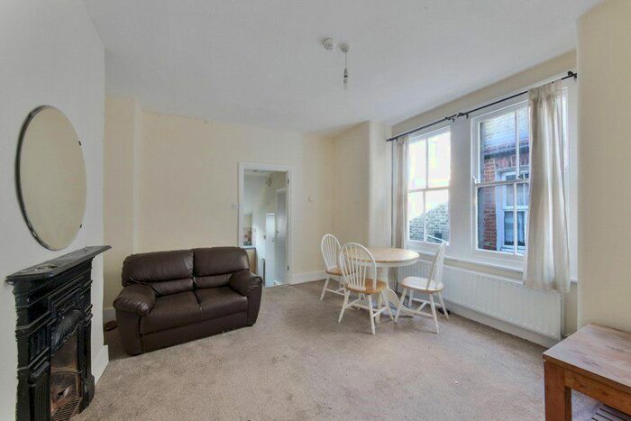 3 Bedroom Flat To Rent In Gambole Road, London, SW17