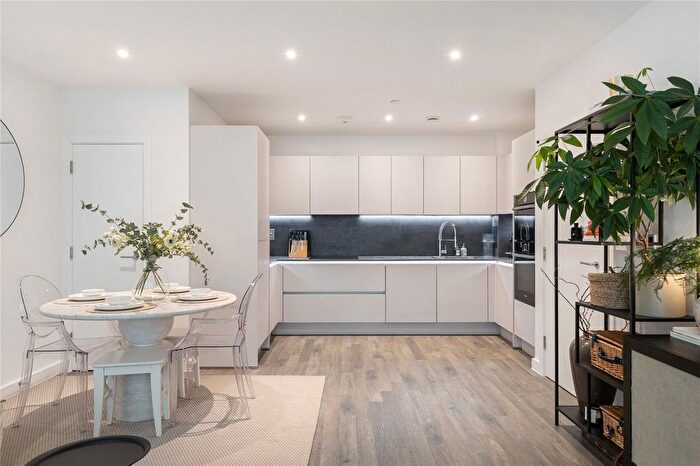 2 Bedroom Flat To Rent In Hanbury Road, Chiswick, W3