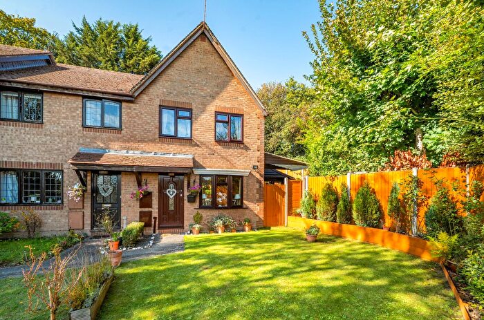 3 Bedroom End Of Terrace House For Sale In Essex Close, Frimley, Camberley, GU16