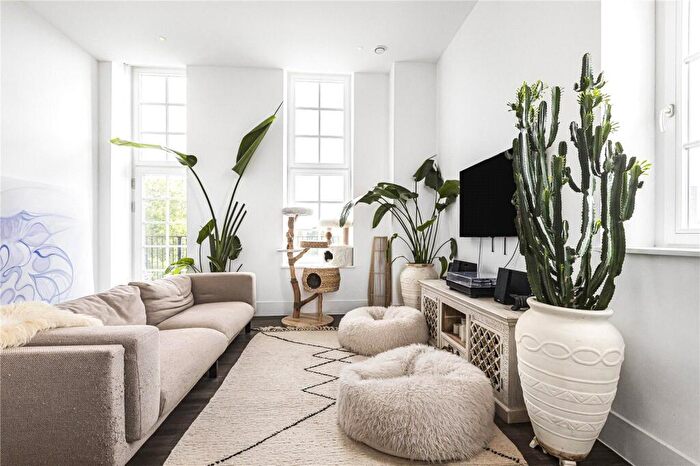 2 Bedroom Apartment To Rent In Goldsmiths Row, London, E2