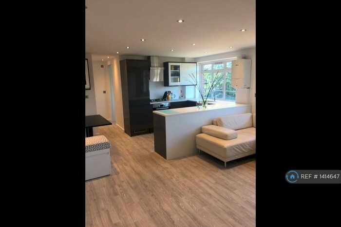 2 Bedroom Flat To Rent In Pinehurst, Cambridge, CB3