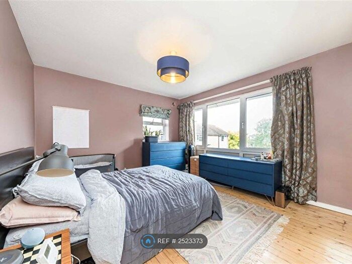 2 Bedroom Flat To Rent In Courtlands Avenue, London, SE12