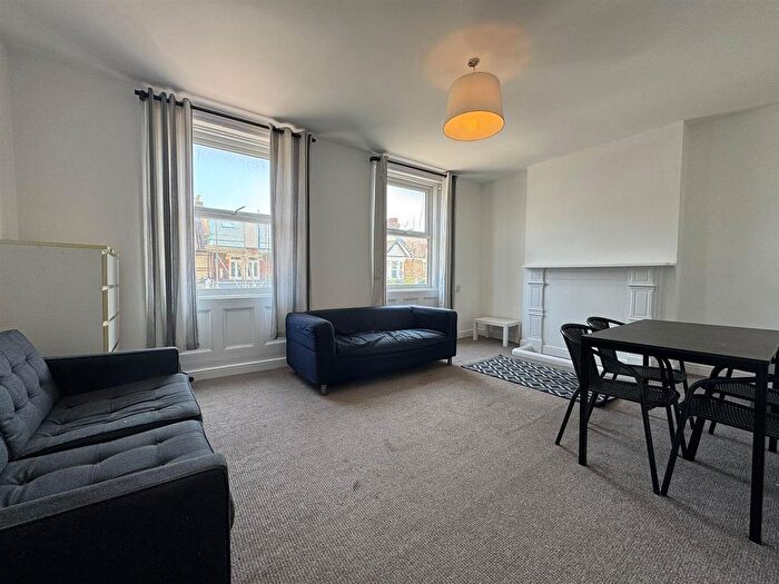 3 Bedroom Flat To Rent In High Street Colliers Wood, Colliers Wood, SW19