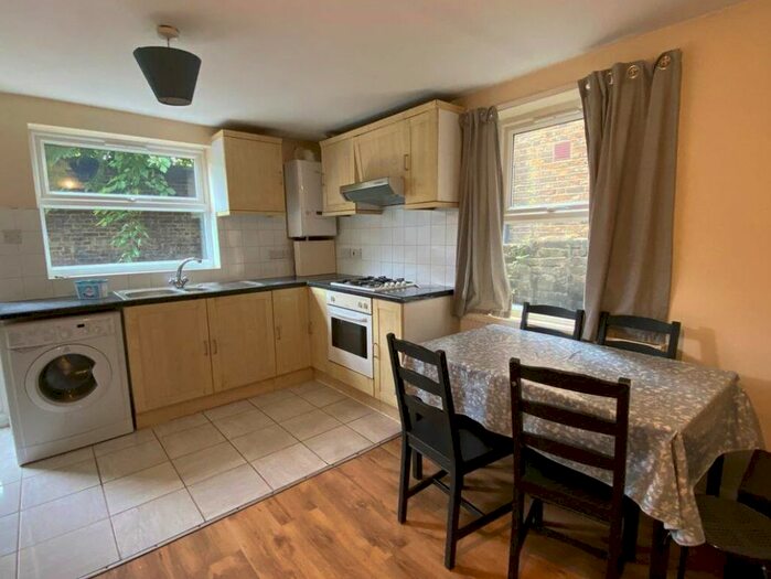 2 Bedroom Flat To Rent In Santley Street, London, SW4