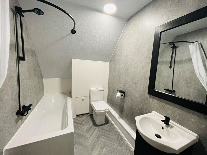 2 Bedroom Apartment To Rent In Milford Haven, SA73