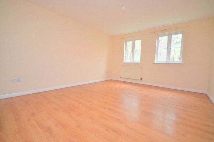 2 Bedroom Flat To Rent In Tallis Court, Gidea Park, Romford, Essex, RM2
