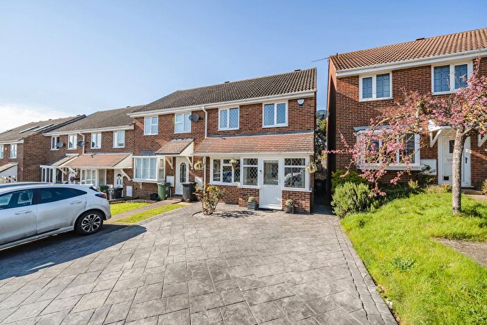 3 Bedroom Detached House For Sale In Sinclair Way, Dartford, Kent, DA2