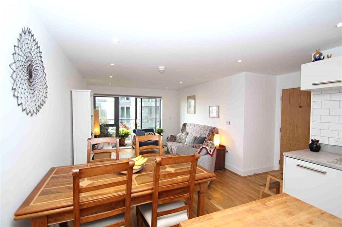 2 Bedroom Flat To Rent In Knightley Walk, Wandsworth, London, SW18