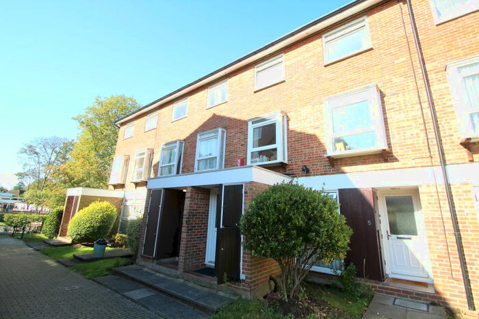 2 Bedroom Maisonette To Rent In Cotelands, CR0