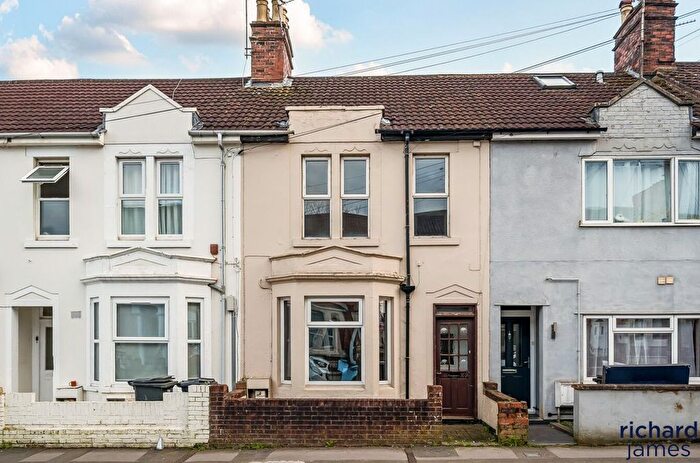 3 Bedroom Terraced House For Sale In Curtis Street, Swindon, SN1