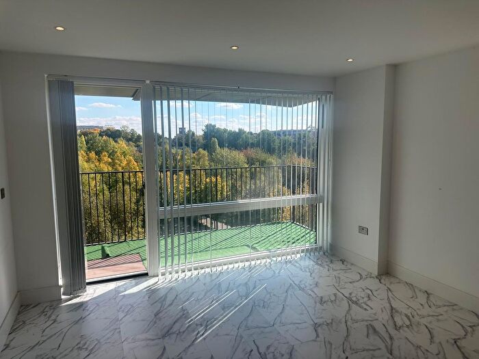 2 Bedroom Flat To Rent In Park Royal, London, NW10