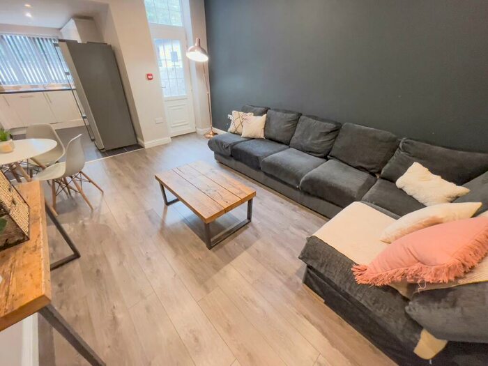 5 Bedroom House To Rent In Romer Road ( Bed), L6