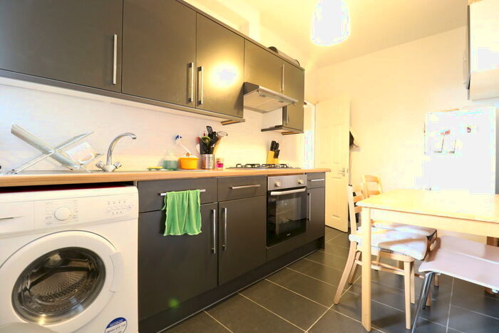 3 Bedroom Apartment To Rent In Parson Street, Hendon, NW4