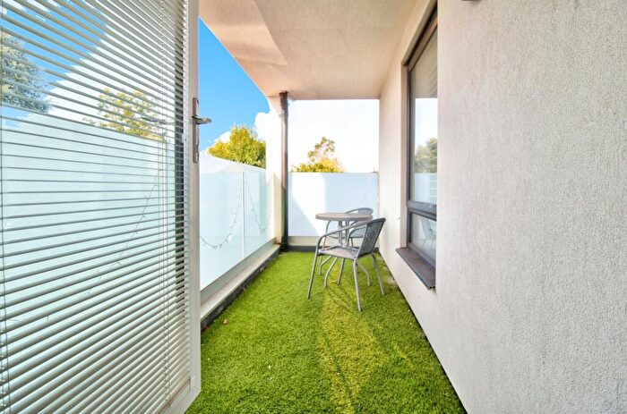 1 Bedroom Apartment For Sale In Faringdon Avenue, Romford, RM3