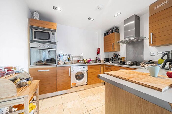 2 Bedroom Flat For Sale In Canary Wharf, Docklands, London, E14