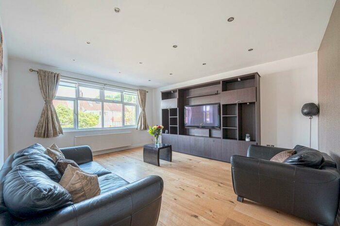 2 Bedroom Flat To Rent In Holder Hill Road, Mill Hill East, London, NW7