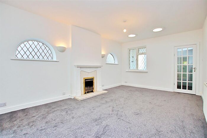 2 Bedroom Bungalow For Sale In Grosvenor Road, Borehamwood, WD6