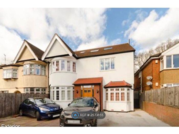 3 Bedroom Flat To Rent In Roehampton Vale, London, SW15