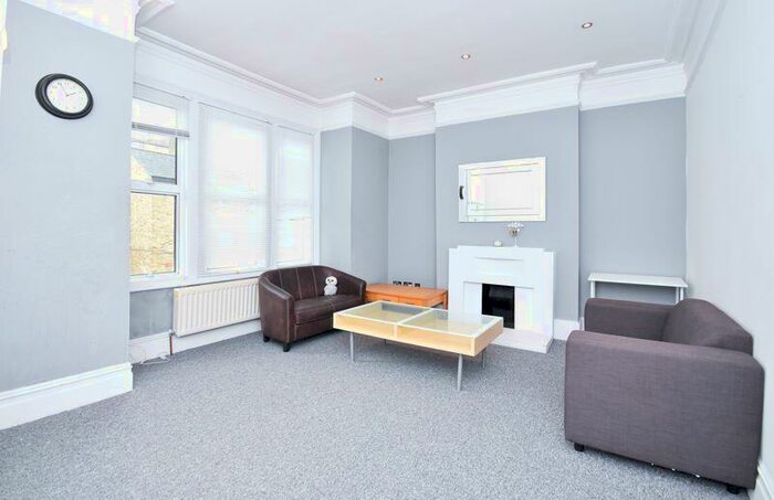 3 Bedroom Flat To Rent In Hazelbourne Road, London, SW12