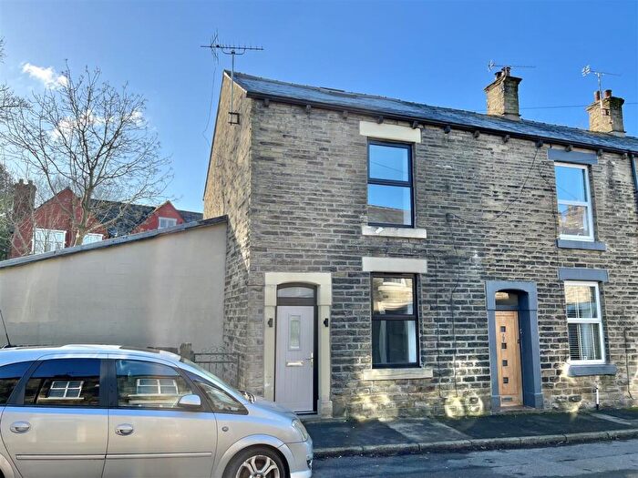 3 Bedroom End Of Terrace House For Sale In Hollincross Lane, Glossop, SK13