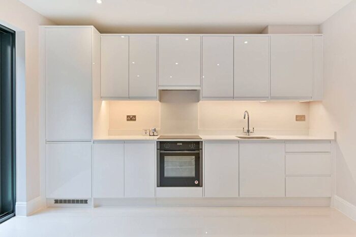 2 Bedroom Flat For Sale In Merton Road, South Wimbledon, London, SW19