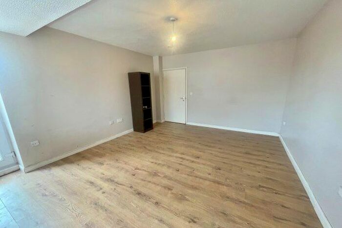 2 Bedroom Flat To Rent In Pier Way, London, SE28