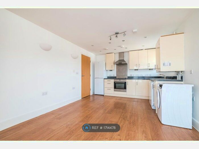 2 Bedroom Flat To Rent In Croydon, London, CR0