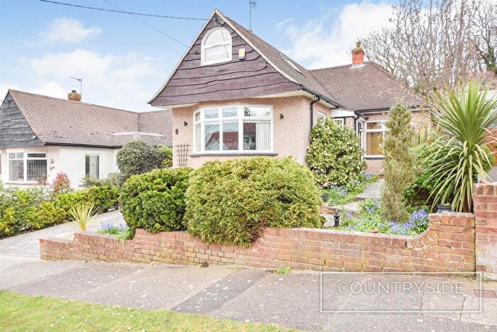 2 Bedroom Chalet For Sale In Mill Hill, Benfleet, SS7