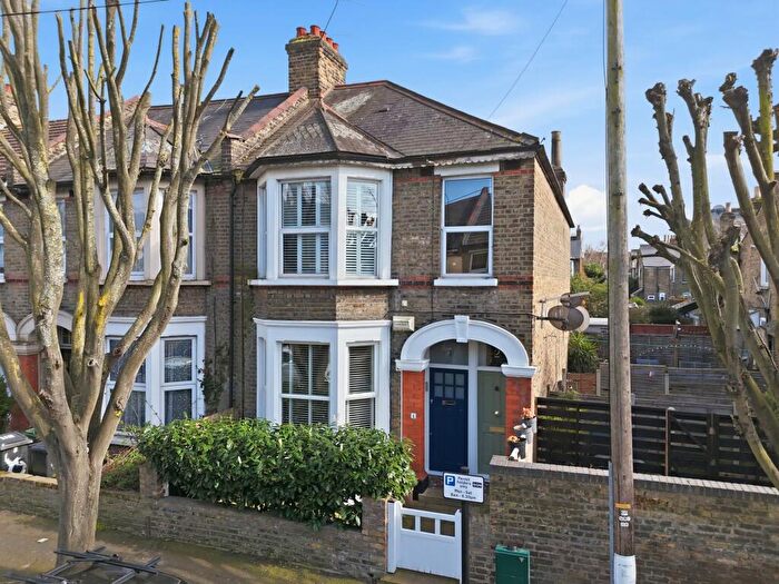 3 Bedroom Flat For Sale In Lawton Road, Leyton, E10