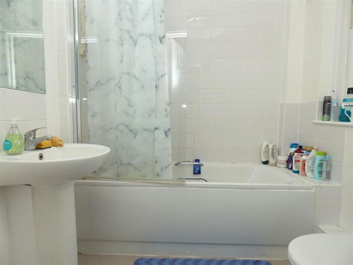 3 Bedroom Flat To Rent In Sandgate Road, Folkestone, CT20