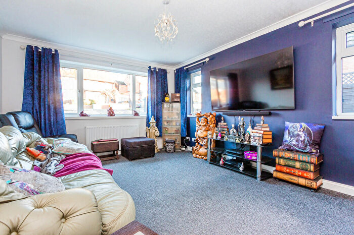 2 Bedroom Detached Bungalow For Sale In Hall Avenue, Rushden, NN10