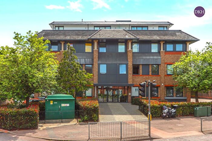 2 Bedroom Flat To Rent In Aldenham Road, Bushey, Hertfordshire, WD23