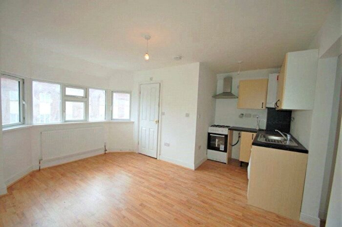 2 Bedroom Flat To Rent In The Parade, Sudbury Heights Avenue, Greenford, UB6