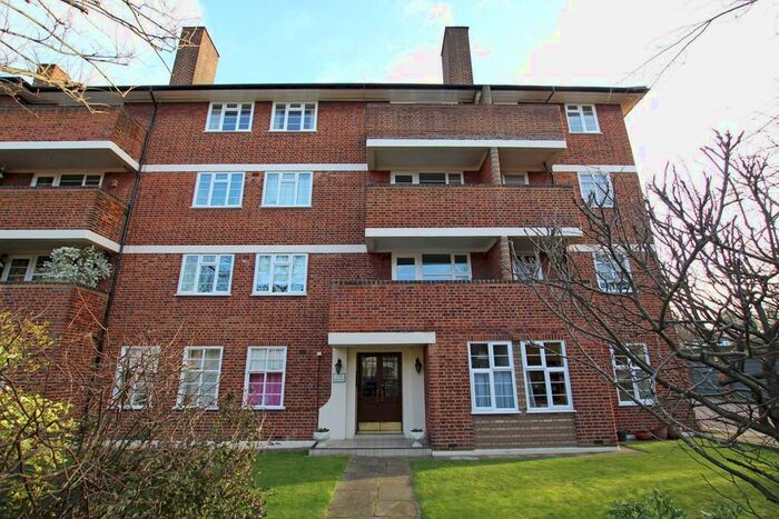 3 Bedroom Flat To Rent In Sheen Court, Richmond, TW10