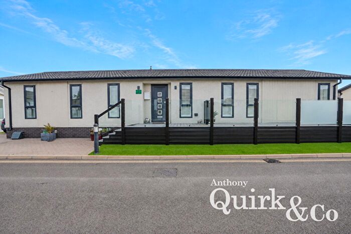 2 Bedroom Mobile/park Home For Sale In Beach Walk Road, Canvey Island, SS8